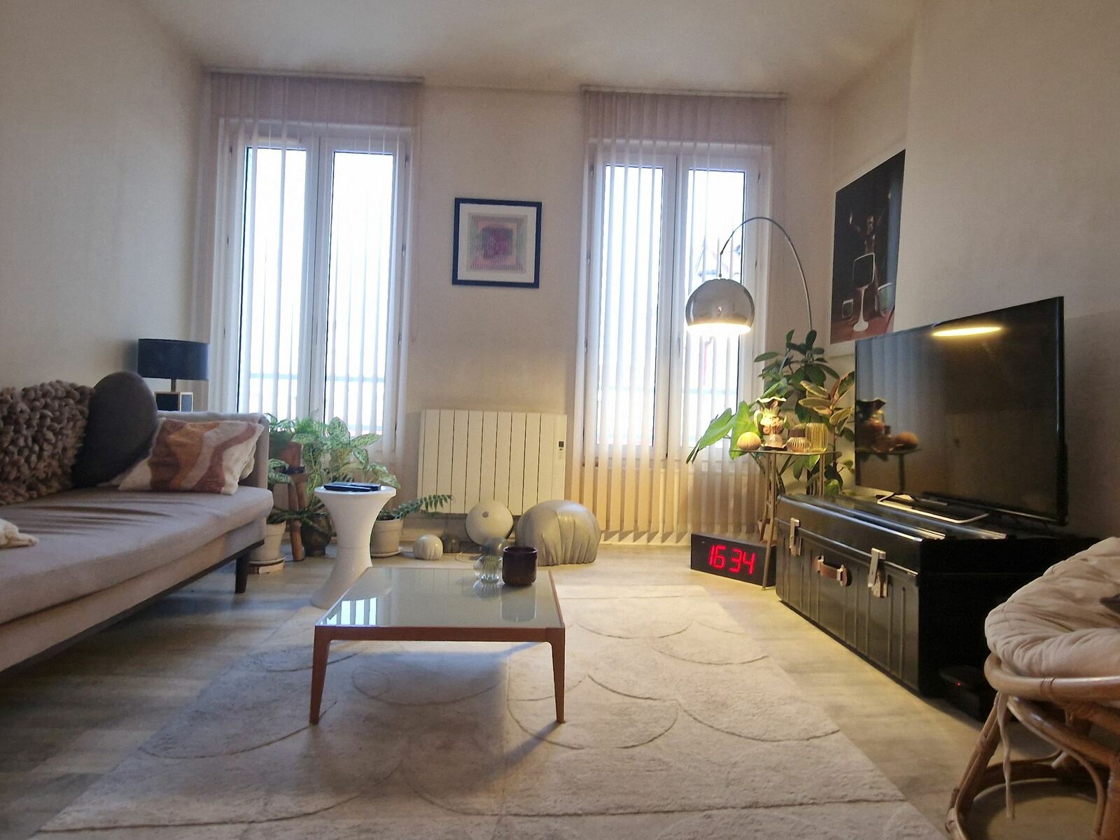 Magnifique appartement traversant de 4 pièces offrant 73,42 m² de surface totale au sol, vendu loué, à deux pas du métro.